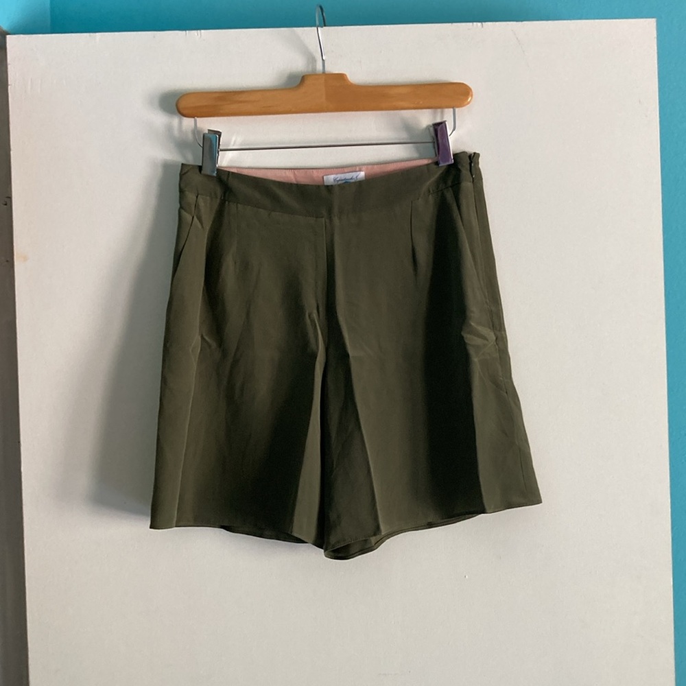 Womens Green 100% Silk Shorts Italian Size 38 USA 2 Capritouch Flat Front Summer